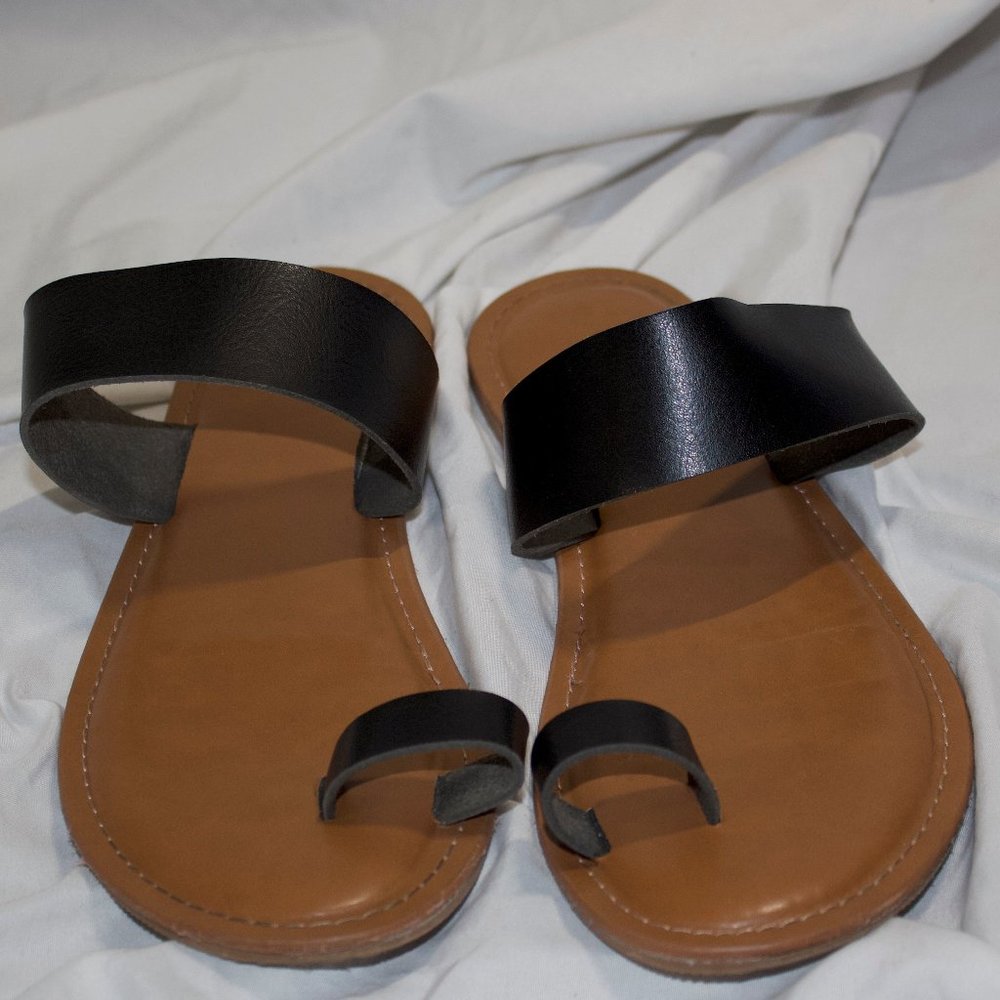 Universal Thread black sandals